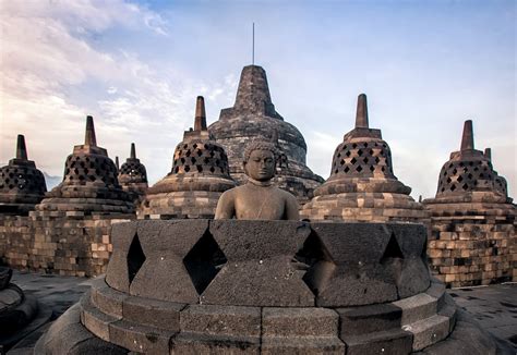 Borobudur Temppeli Konstruointi 300-luvulla Javaan: Maailman Suurin Buddhalainen Monumentti ja Seuraava Vaihe Uskollisuuden Kehittymisessä