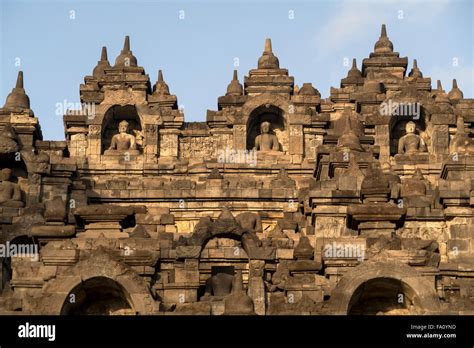 Borobudur-temppeliin vihkiminen: 9th-century Java's Monumental Buddhist Symbolism and its Socio-Political Echoes