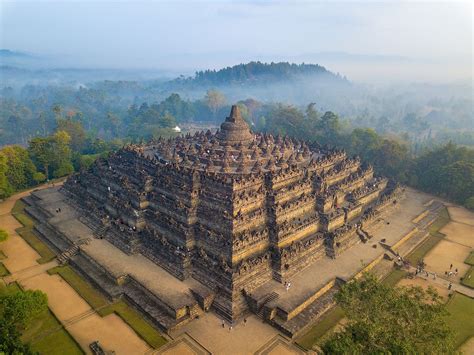  Borobudur Temppeli Konstruktio: Jaavan Buddhalainen Suurteos ja Kultaisen Ajan Lopuista