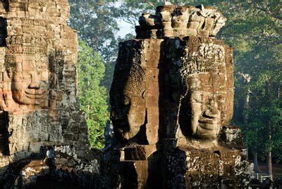 Sukhothaikunniation nousu:Theravada-buddhalaisuuden leviäminen ja Khmerien valtakunnan heikkeneminen 5. vuosisadalla eKr